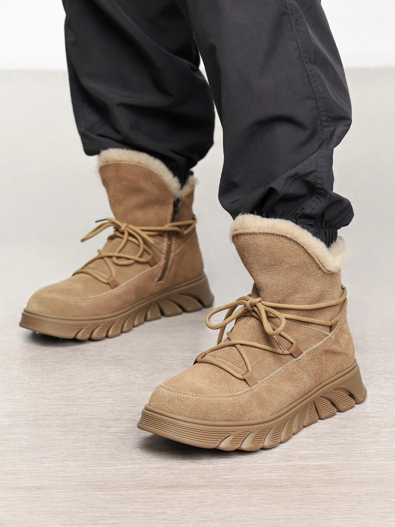 Ботинки бежевого цвета на рельефной подошве из натуральной замши